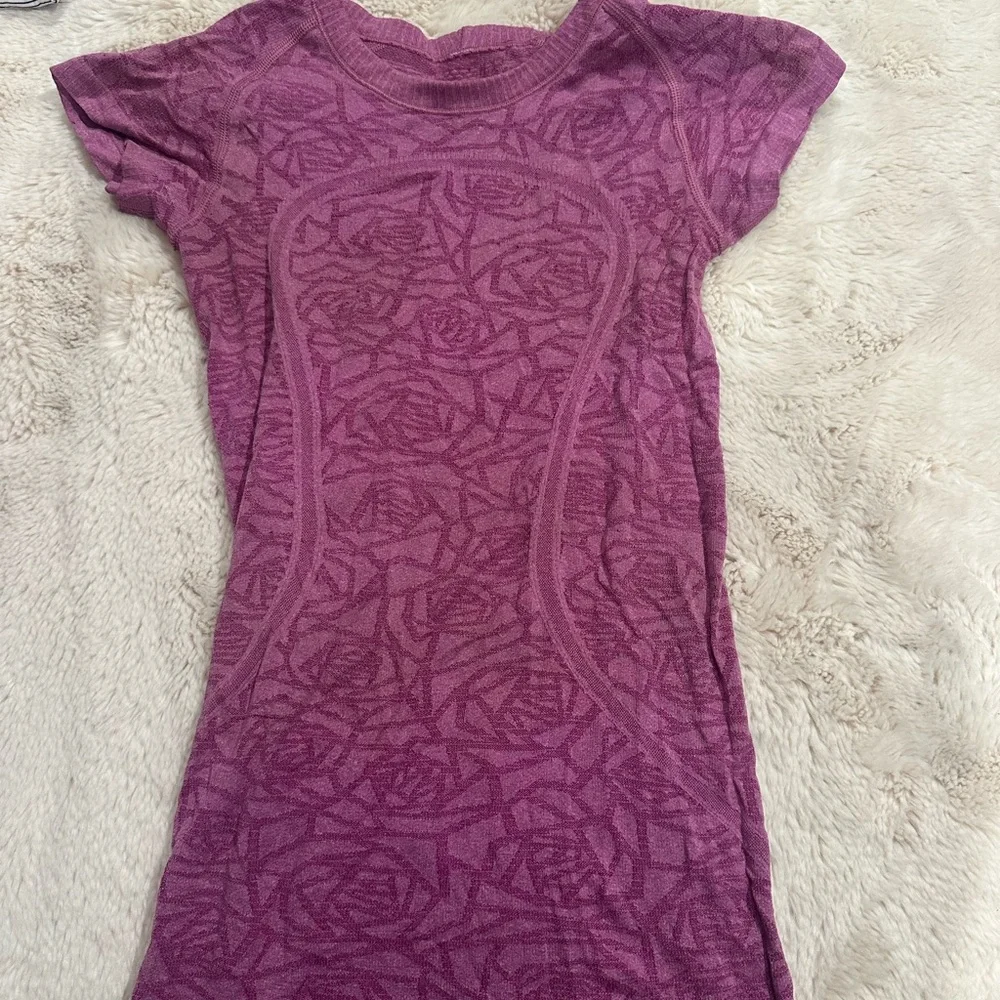 lululemon athletica Purple Short Sleeve Tee - Picture 1 of 2